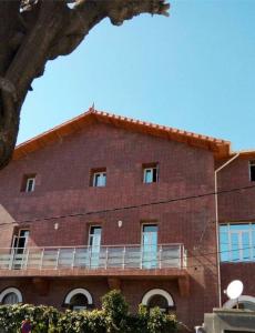 El BiarGhazalle Oasis Hotel 1的带阳台的大型红砖建筑
