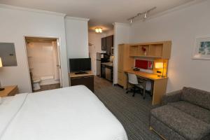 博林格林博林格林万豪广场套房酒店的酒店客房配有一张床、一张书桌和一张沙发。