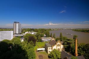 波恩波恩万豪酒店的享有大房子和河流的城市空中景色