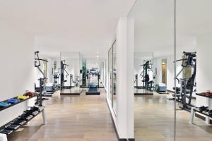 班加罗尔Fairfield by Marriott Bengaluru Whitefield的健身房设有一排跑步机和镜子