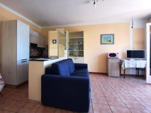 卡尼洛瑞维拉Appartamento Porto 1的带沙发的客厅和厨房
