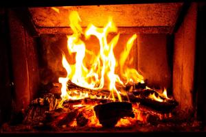 布拉索夫GreenHill Brasov的砖砌壁炉的火,火