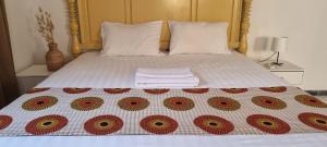 努瓦克肖特Le k的一张带白色床罩和波卡圆点的床