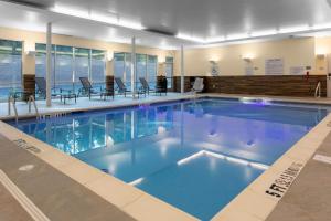 玛丽埃塔市Fairfield Inn & Suites by Marriott Atlanta Marietta的大楼内一个蓝色的大型游泳池
