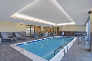 利马TownePlace Suites By Marriott Lima的一座配有桌椅的酒店游泳池