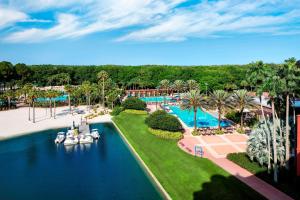 奥兰多迪士尼世界海豚酒店的享有度假村游泳池的空中景致