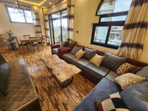 亚的斯亚贝巴Sora Addis BnB的客厅配有沙发和桌子