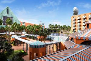 奥兰多迪士尼世界海豚酒店的享有拥有建筑和棕榈树的度假村的空中景致