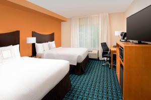 华盛顿华盛顿特区费尔菲尔德客栈&套房酒店的酒店客房设有两张床和一台平面电视。