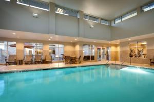 普罗沃Residence Inn by Marriott Provo South University的大楼内一个蓝色的大型游泳池