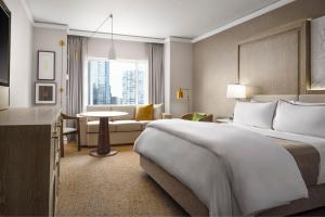 费城费城威斯汀酒店的酒店客房设有床和客厅。