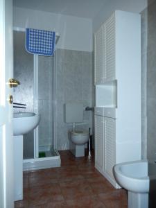 卡尼洛瑞维拉Appartamento Porto 2的一间带水槽、卫生间和淋浴的浴室