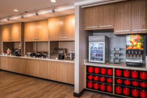 默塞德TownePlace Suites by Marriott Merced的厨房配有带红色碗的柜台和冰箱
