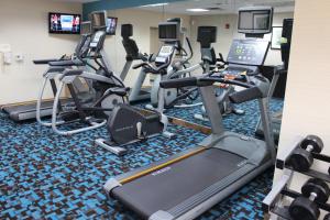 利伯蒂堪萨斯自由城菲尔德套房酒店的健身房,配有各种跑步机和机器