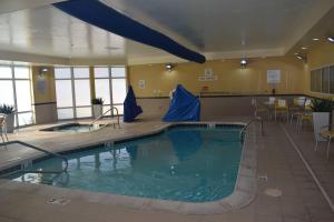 利伯蒂堪萨斯自由城菲尔德套房酒店的在酒店房间的一个大型游泳池