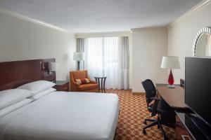印第安纳波利斯印第安纳波利斯东万豪酒店的酒店客房配有一张床、一张书桌和一台电脑