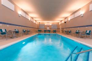 尚佩恩万豪香槟广场套房酒店的一个带桌椅的大型游泳池