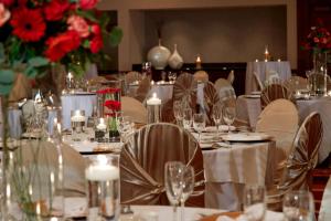 霍夫曼庄园芝加哥西北万豪酒店的用餐室配有白色的桌椅和鲜花