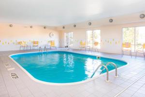 夏延费尔菲尔德旅馆及套房－夏安的游泳池位于酒店房间,周围设有椅子