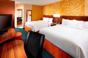 东拉瑟福德万豪东卢瑟福的梅多兰兹费尔菲尔德客栈的酒店客房设有两张床和一台平面电视。