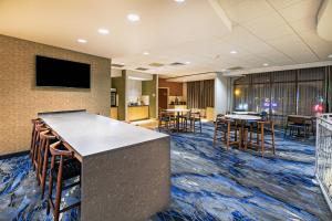 塔尔萨Fairfield Inn & Suites Tulsa Downtown Arts District的大堂设有酒吧和桌椅