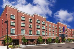 塔尔萨Fairfield Inn & Suites Tulsa Downtown Arts District的城市街道上一座大型红砖建筑