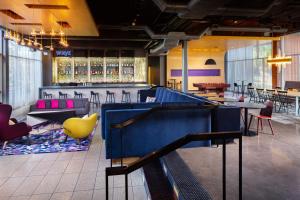 坦培坦佩雅乐轩酒店的餐厅配有乒乓球桌和椅子