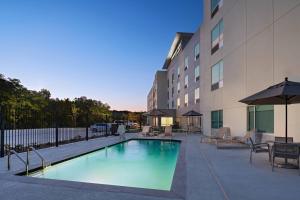 圣安东尼奥TownePlace Suites San Antonio Northwest at The RIM的大楼前的游泳池