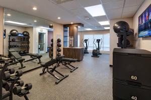 圣安东尼奥TownePlace Suites San Antonio Northwest at The RIM的健身房设有数台跑步机和平面电视