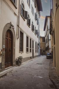 佛罗伦萨Ferdinando II De' Medici的一条小巷,在街上有一座建筑和一辆汽车