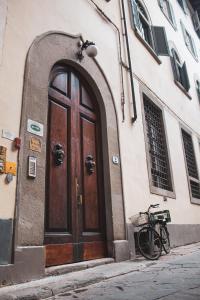 佛罗伦萨Ferdinando II De' Medici的旁边停放着自行车的建筑物的门