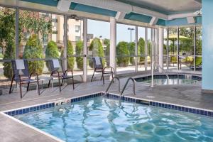 萨吉诺萨吉诺春季山丘套房酒店的一个带椅子和桌子的酒店游泳池