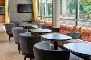 萨吉诺萨吉诺春季山丘套房酒店的一间带桌椅和电视的餐厅