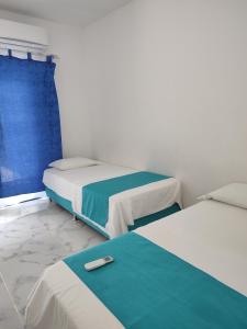 比利亚维哈Proyecto MOONLIGHT的一间位于地板上的客房,配有两张床和一条毛巾