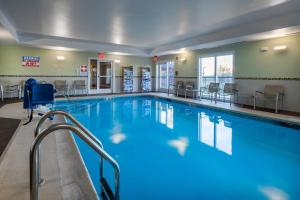 Devens德文斯通用活动中心春季山丘套房酒店的大楼内一个蓝色的大型游泳池