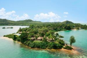 Ko NakaThe Naka Island, a Luxury Collection Resort & Spa, Phuket的水面上岛屿的空中景观