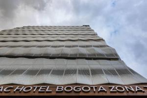 波哥大AC Hotel by Marriott Bogota Zona T的靠近酒店动物园的外墙