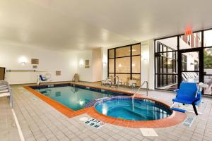 麦卡伦SpringHill Suites by Marriott McAllen Convention Center的一座房子里带蓝色椅子的大型游泳池