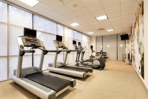 麦卡伦SpringHill Suites by Marriott McAllen Convention Center的一间健身房,里面设有跑步机和椭圆机