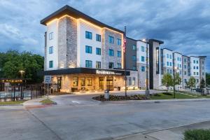 沃思堡Residence Inn by Marriott Fort Worth Southwest的享有汉普顿旅馆和套房的外部景色。