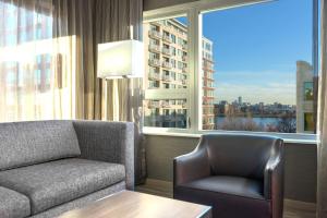 梅德福AC波士顿北万豪酒店的带沙发、椅子和窗户的客厅
