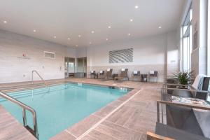 梅德福AC波士顿北万豪酒店的在酒店房间的一个大型游泳池