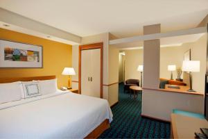罗缪勒斯Fairfield Inn & Suites by Marriott Detroit Metro Airport Romulus的酒店客房设有床和客厅。