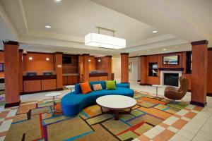 罗缪勒斯Fairfield Inn & Suites by Marriott Detroit Metro Airport Romulus的大型客厅配有蓝色的沙发和桌子