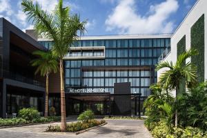 金斯敦AC Hotel by Marriott Kingston, Jamaica的一座棕榈树的办公楼