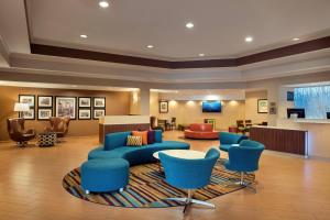 安纳海姆Fairfield by Marriott Anaheim Resort的大堂设有蓝色的沙发和椅子