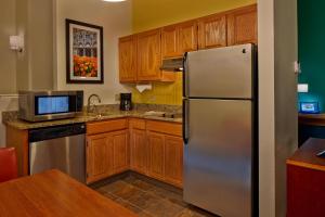 哈特福德万豪哈特福德市中心原住客栈的厨房配有不锈钢冰箱和木制橱柜