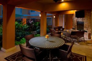 兀兰北休斯顿唐普雷斯套房/谢南多厄酒店的庭院配有桌椅和壁炉。