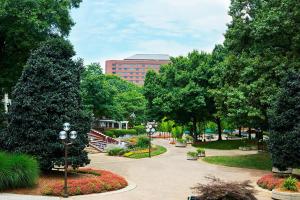 亚特兰大亚特兰大威佛利万丽酒店和会议中心的一座种满树木和花卉的公园和一座建筑