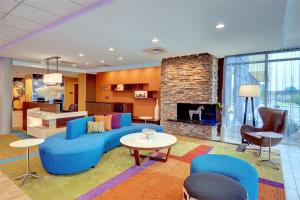 纳什维尔Fairfield Inn & Suites by Marriott Nashville Downtown-MetroCenter的客厅设有蓝色的沙发和壁炉